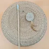 Poste de madera, cuerda de papel, piruleta.
