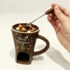 Tenedor marrón con motivos navideños.