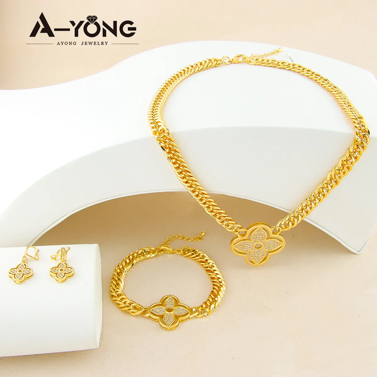 Wholesale 18k Gold Plated Women's Gift Four Leaf Clover Bracelet From  m.alibaba.com