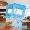 Embalaje azul, mangas blancas.