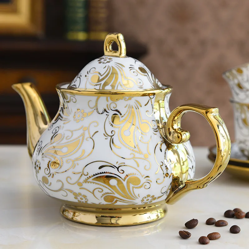 Jogo de chá dourado com vidro turco tradicional e bule na vitrine da loja.  compras de luxo