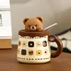 Tapa tridimensional con pajita, diseño de osito adorable.