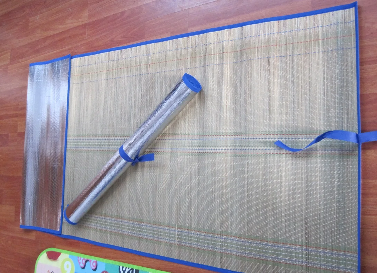 Straw Beach Mat Waterproof Non Slip Straw Mat Foldable Lightweight Picnic Mat with Blue Trim for Camping Sunbathing Picnic Yoga