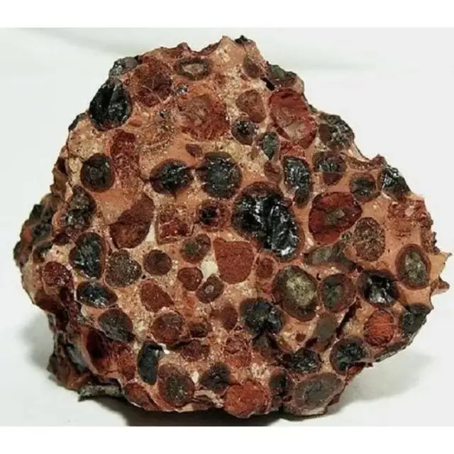Алюминиевые руды полезные ископаемые. Боксит минерал. Боксит оолитовый. Боксит камень. Боксит Горная порода.