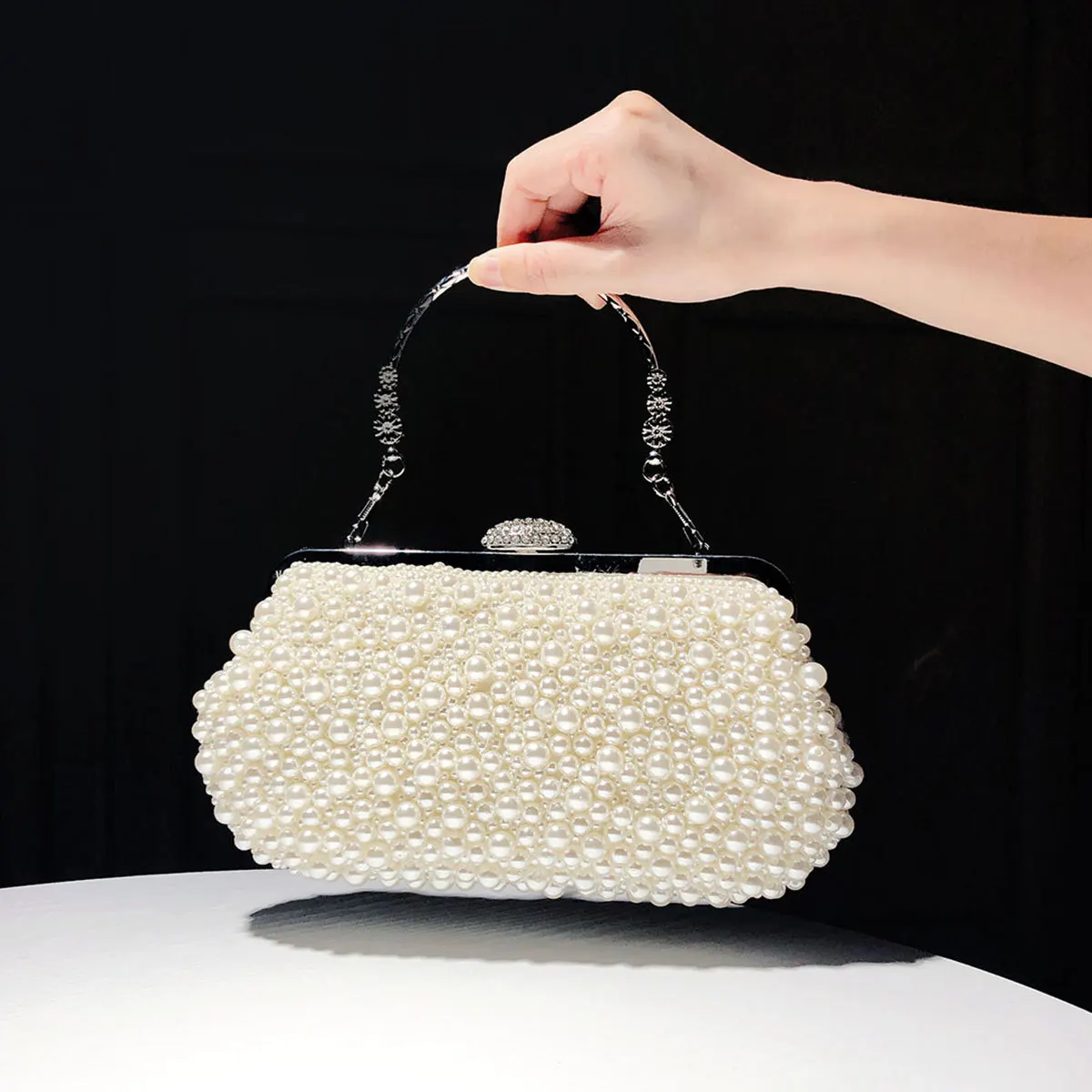 Amazon.com: YUSHINY - Bolso de mano con cuentas para mujer, decoración de  perlas blancas, bolsa interior de cadena desmontable, Perla, M : Ropa,  Zapatos y Joyería