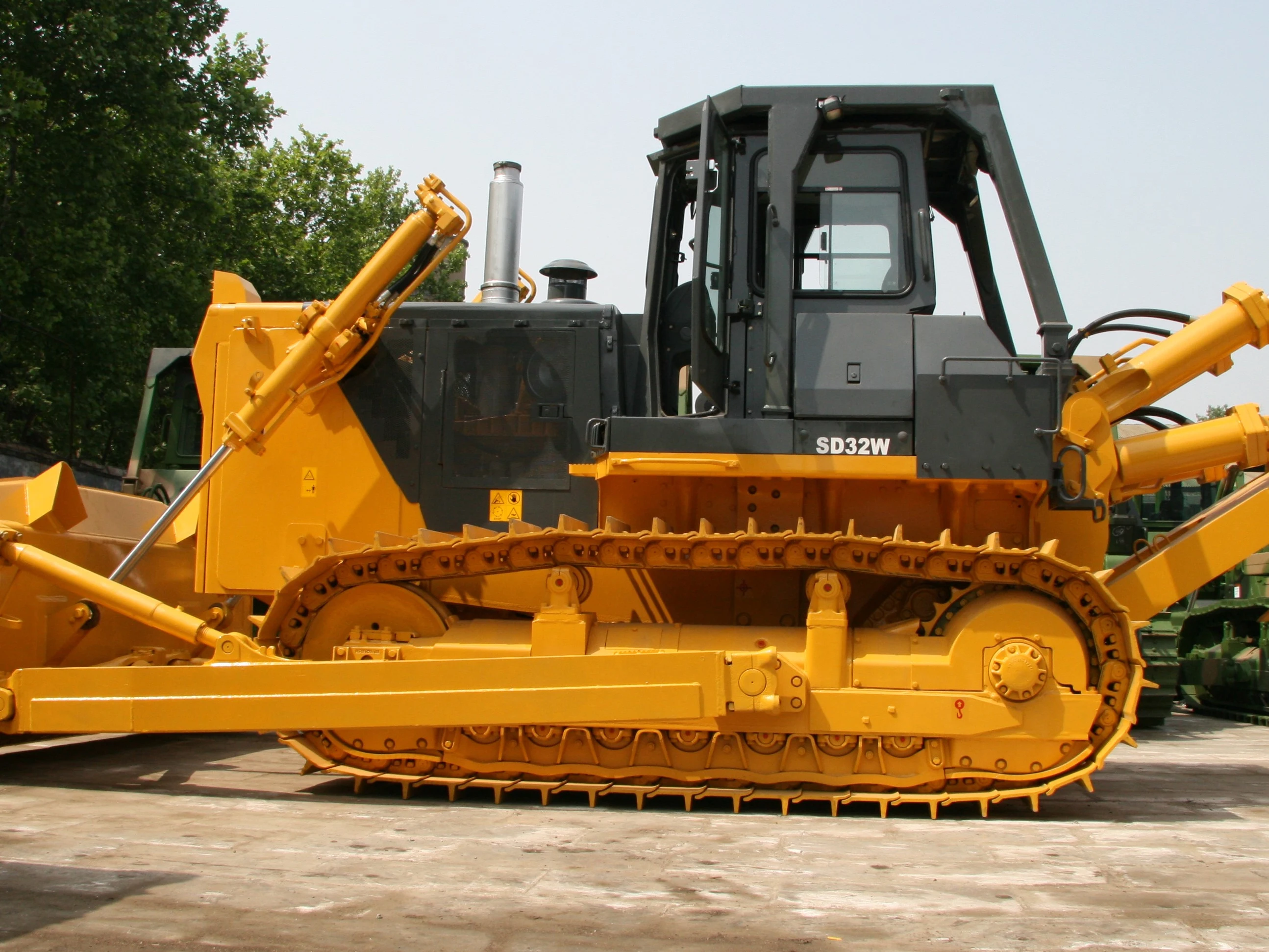 Bulldozer Shantui SD32 SD32W SD32D  Usada 320HP Dozer with Ripper Price for Sale