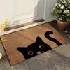 Gato acostado sobre una alfombra