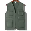 Verde militar con múltiples bolsillos.