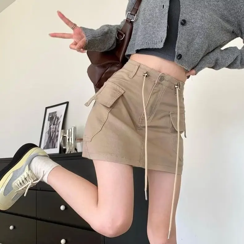 Tilpassede sommerklær for kvinner: Cargo-short, mini-blyant-skjørt i denim med midt-talje i strikk, damer’s jeansskjørt med vintage-mønster, elegant midi-lengde med lommer