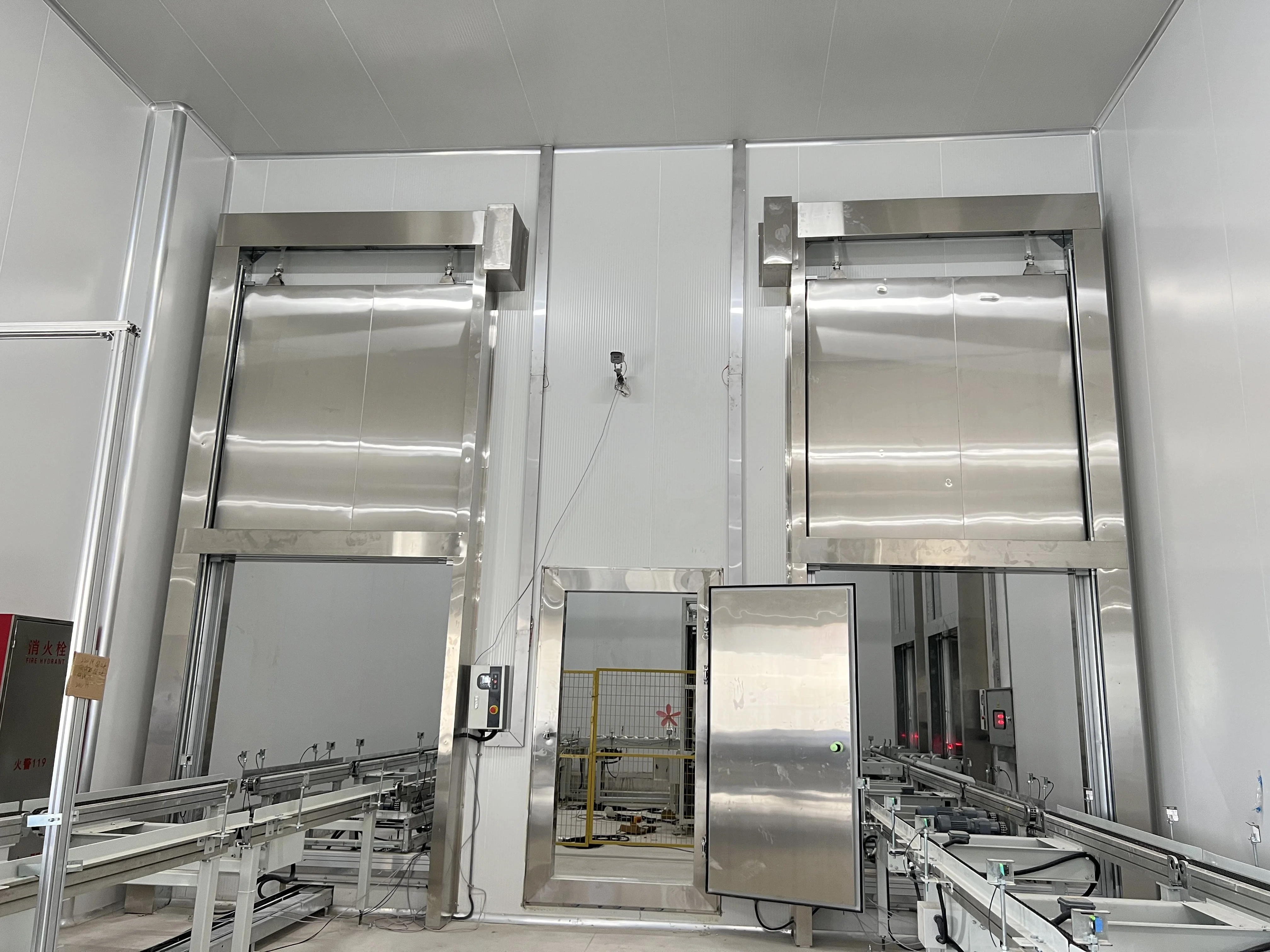 Industrial sliding cold storage door Polyurethane insulated cold room door for walk-in freezers, cold storage rooms with PVC curtain