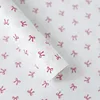 Fond blanc avec fleur rouge
