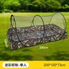Capsule de camping individuelle camouflage avec filet supérieur noir.