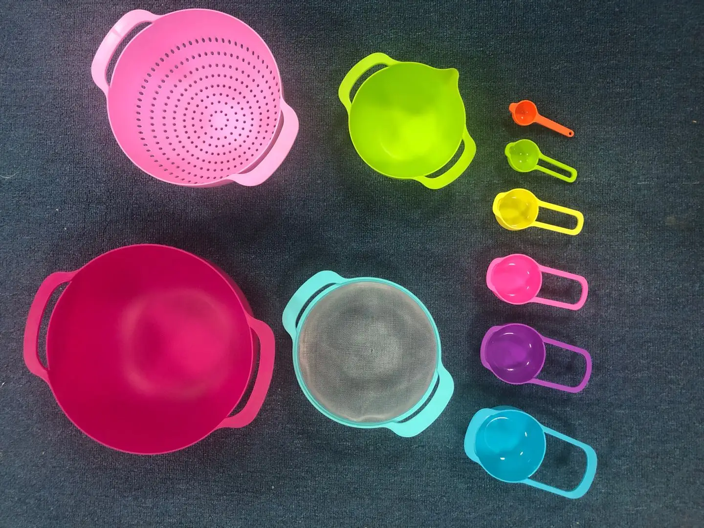 Colorful Kitchen Plastic Nested Mixing Bowls Set Colander Mesh Strainer with Handles Measuring Cups and Spoons