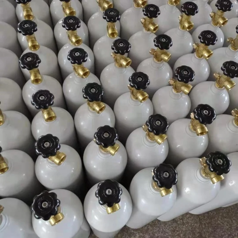 Голубые и белые газовые баллоны 2 л с индивидуальной упаковкой
