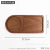 La bandeja de madera (sin posavasos) pesa aproximadamente 220 gramos.