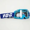 Gafas transparentes con montura azul.