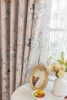 Tenda beige con fiori