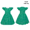 Une robe aux manches flottantes et fluides.