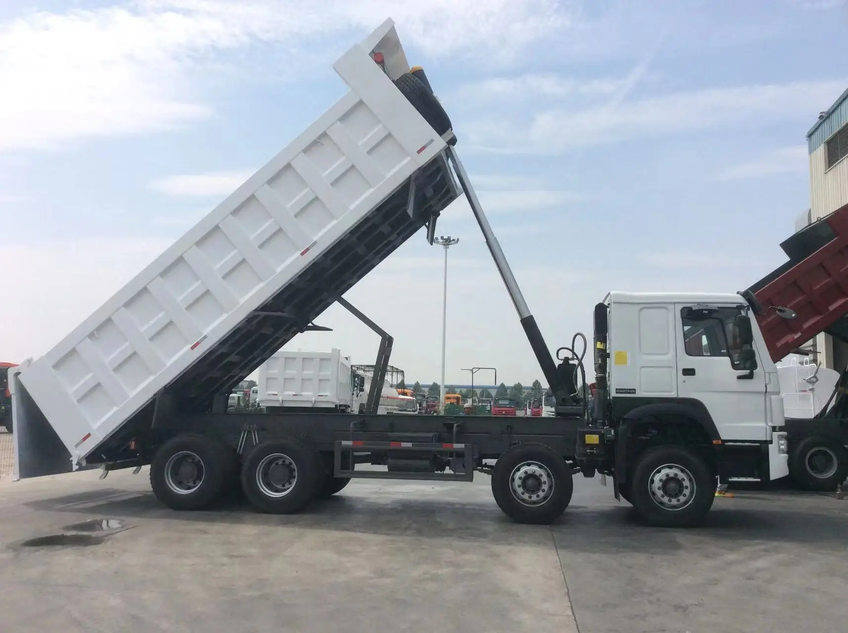ZZ3317V3867B1 8X4 Ho Wo Tractor Trucks - 400HP Dump Truck