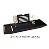 Boîte simple noire avec couvercle sur plaque centrale