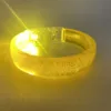 Un bracelet jaune