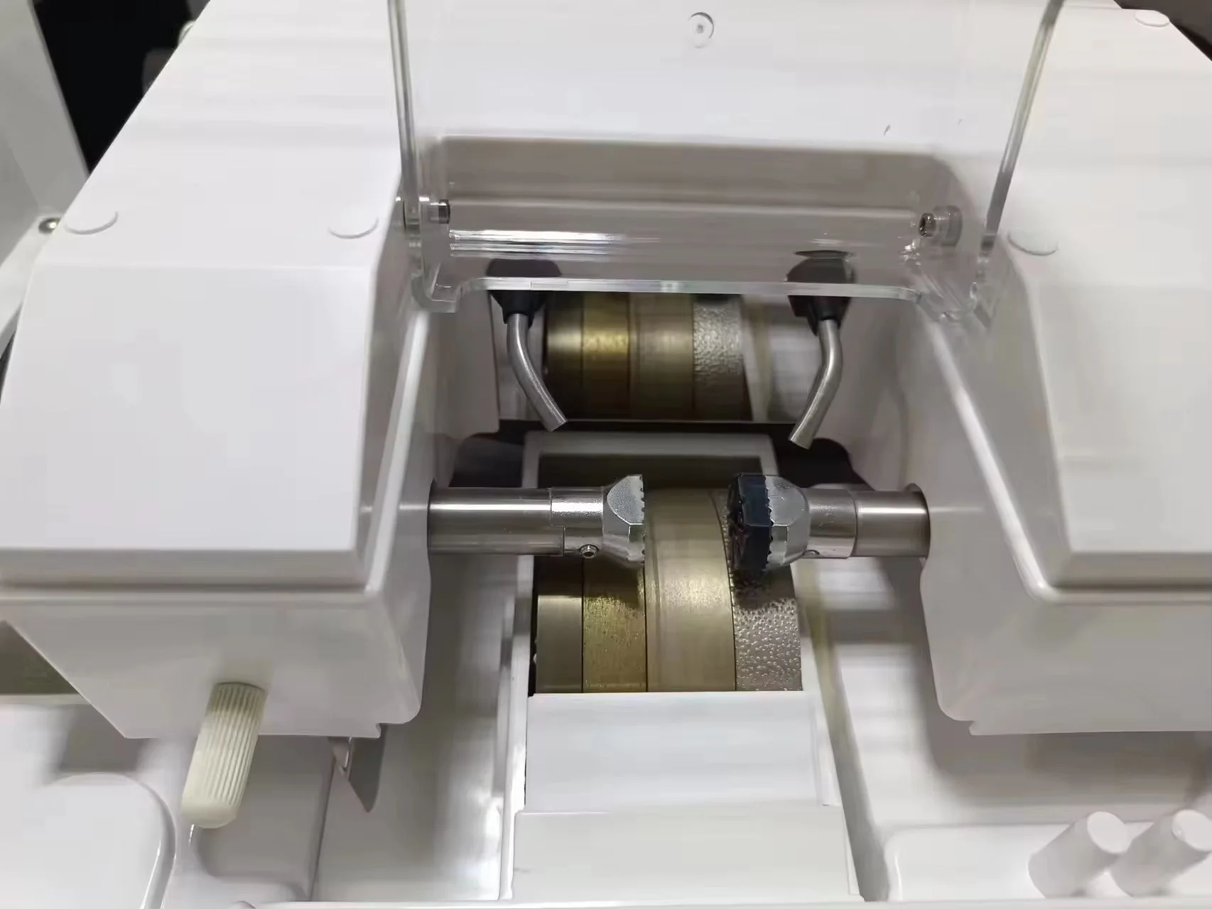 Factory Supplier: New Appearance SJG-7100 Automatic Lens Edging Machine, Optical Lens Edging Machine with Standard PC Function.