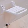 Taburete de baño blanco con base de plástico.