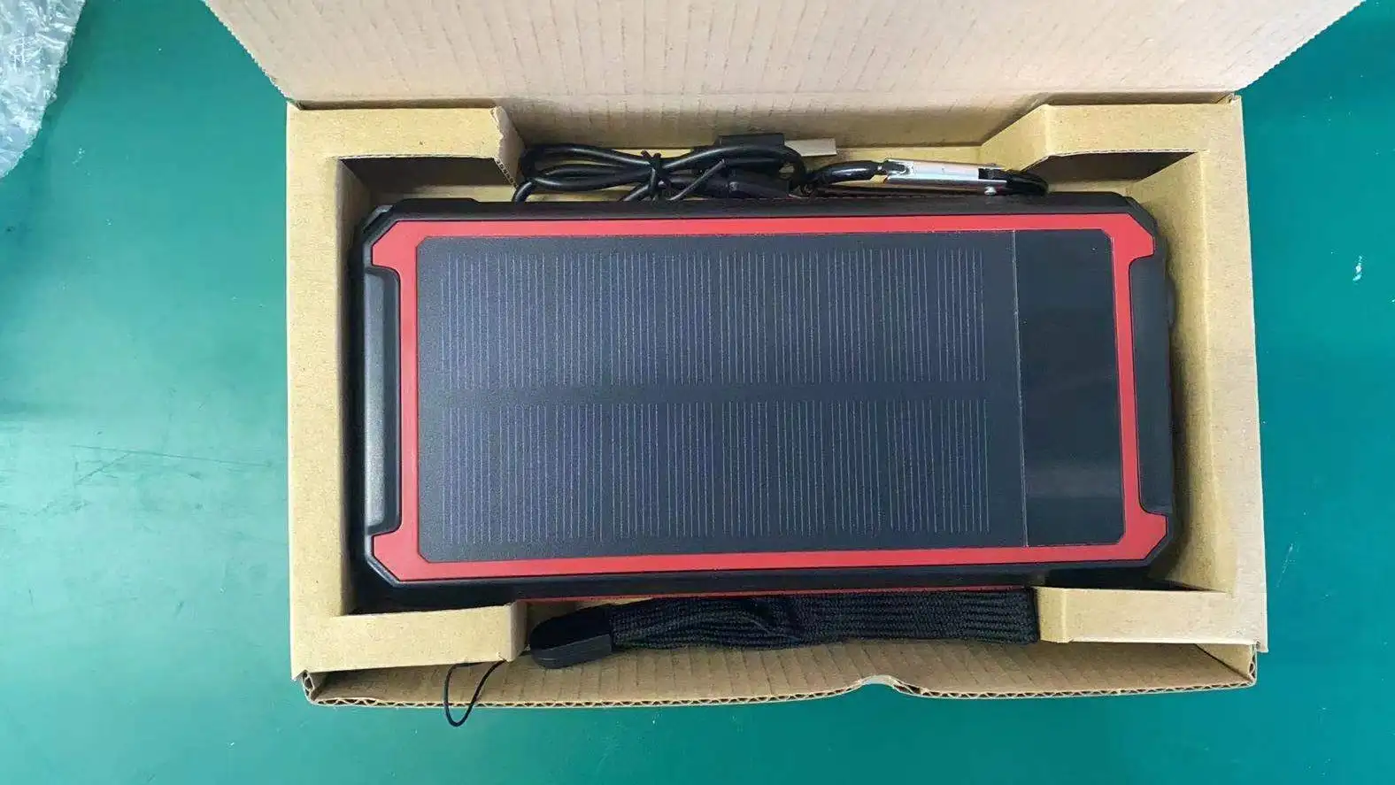 2023 New Product Portable Solar Power Bank 20000mah Outdoor Waterproof