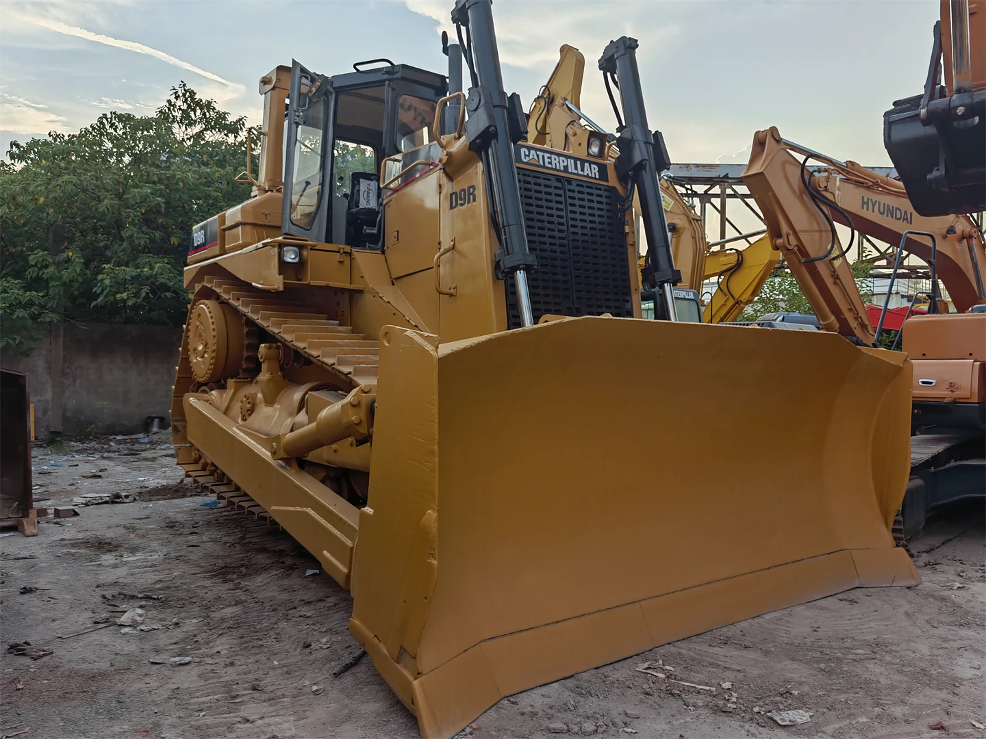 Used Caterpillar D9R Bulldozer - Reliable Construction Equipment