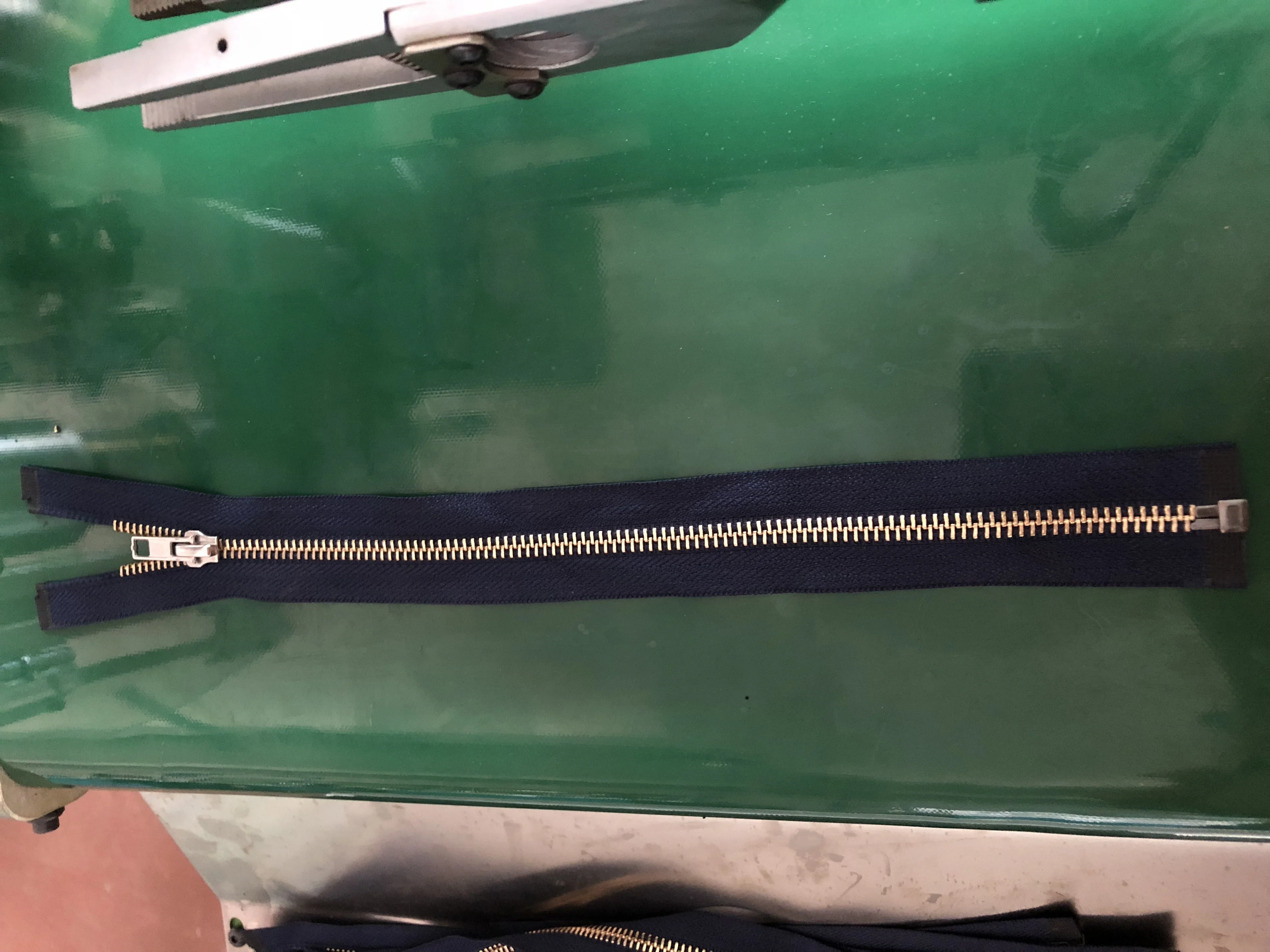 Auto Zipper Ultrasonic Pulling Open End Cutter  Machine