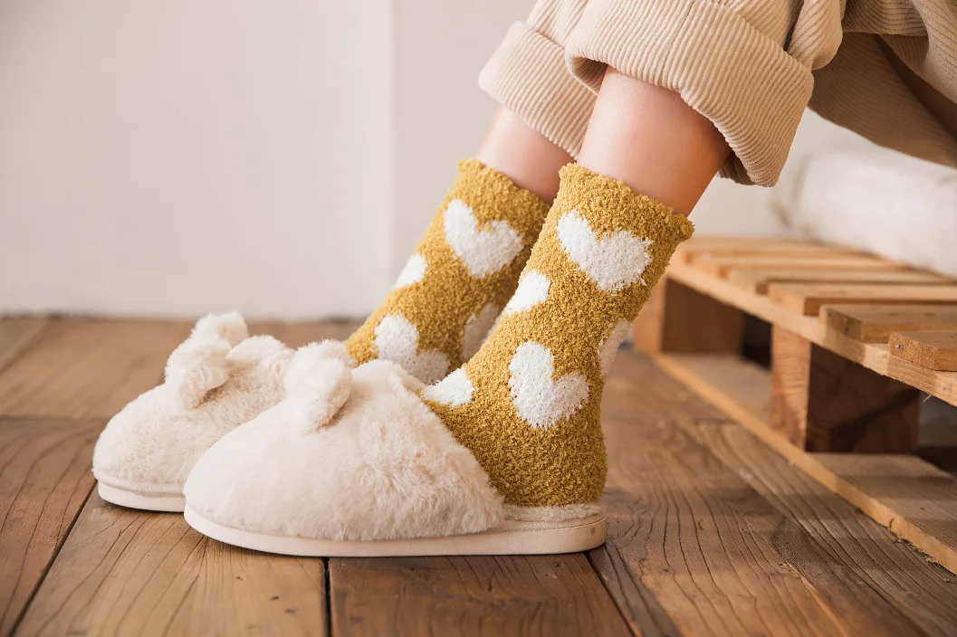 Оптовая продажа корейский производитель теплые милые розовые женские носки в форме сердца для Дня Святого Валентина пушистые