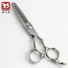 Ciseaux à effiler pour cheveux clairsemés.