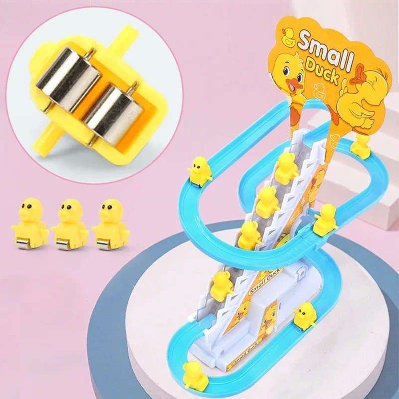 子供のおもちゃ 小さな黄色いアヒルが階段を登って滑り台を下る 電動