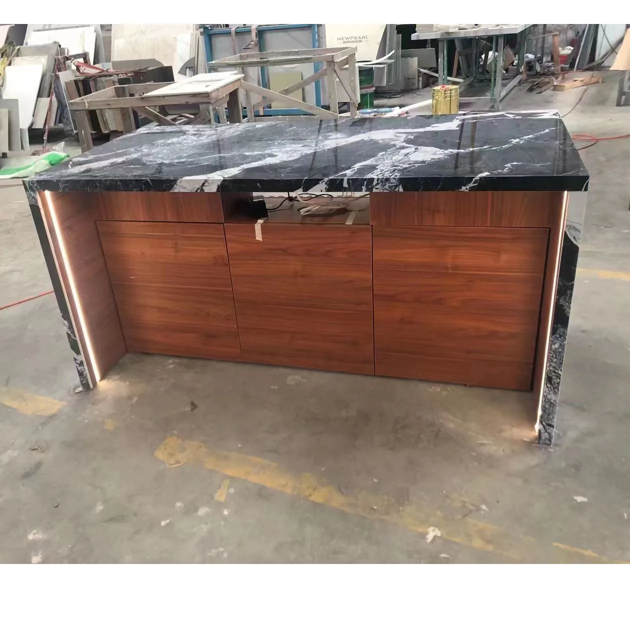 Customized Stone Kitchen Island Counter Top Black Gold Granite Kitchen