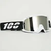 Gafas plateadas con montura blanca.