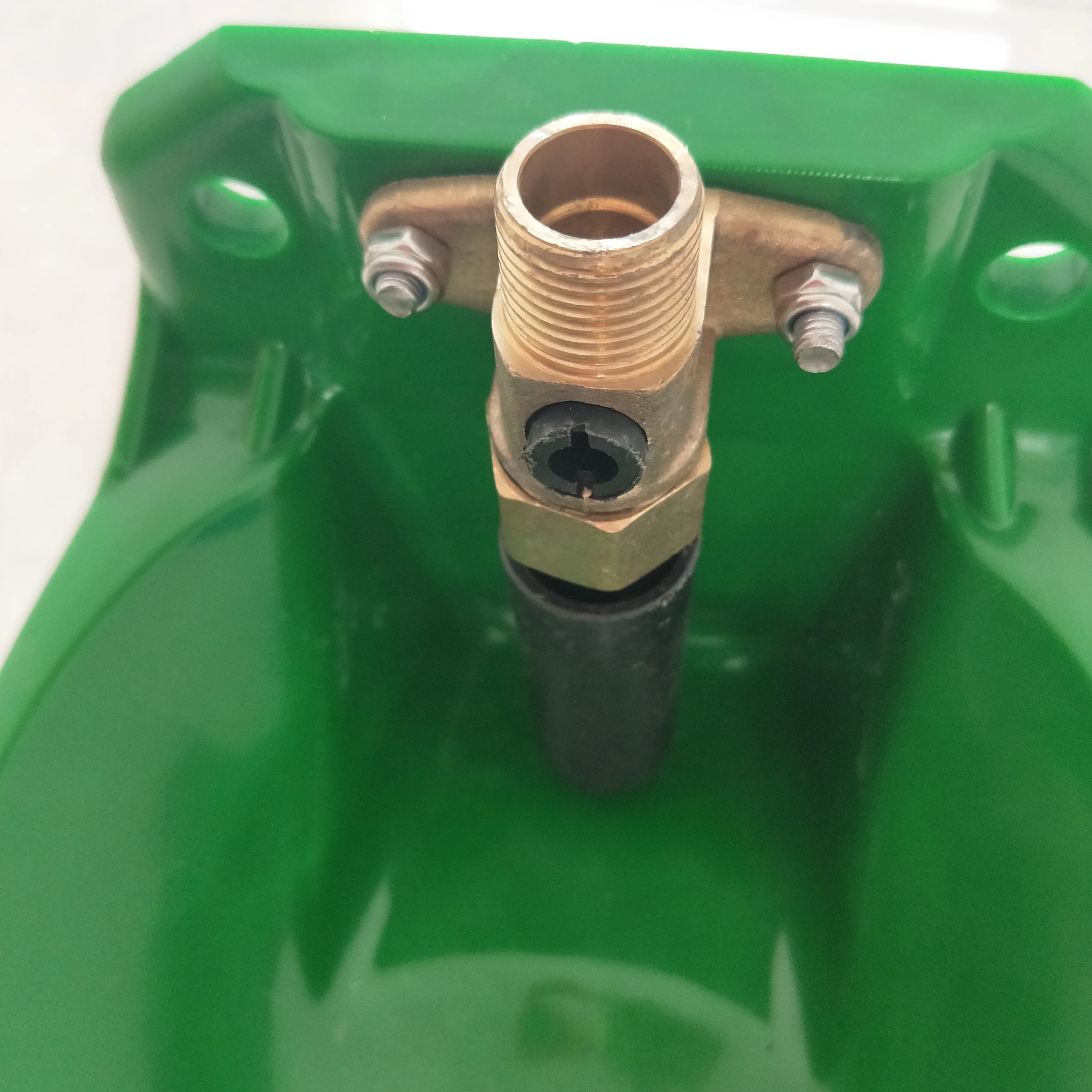 Поилка для овец автоматическая кормушка коз из пластика PH76