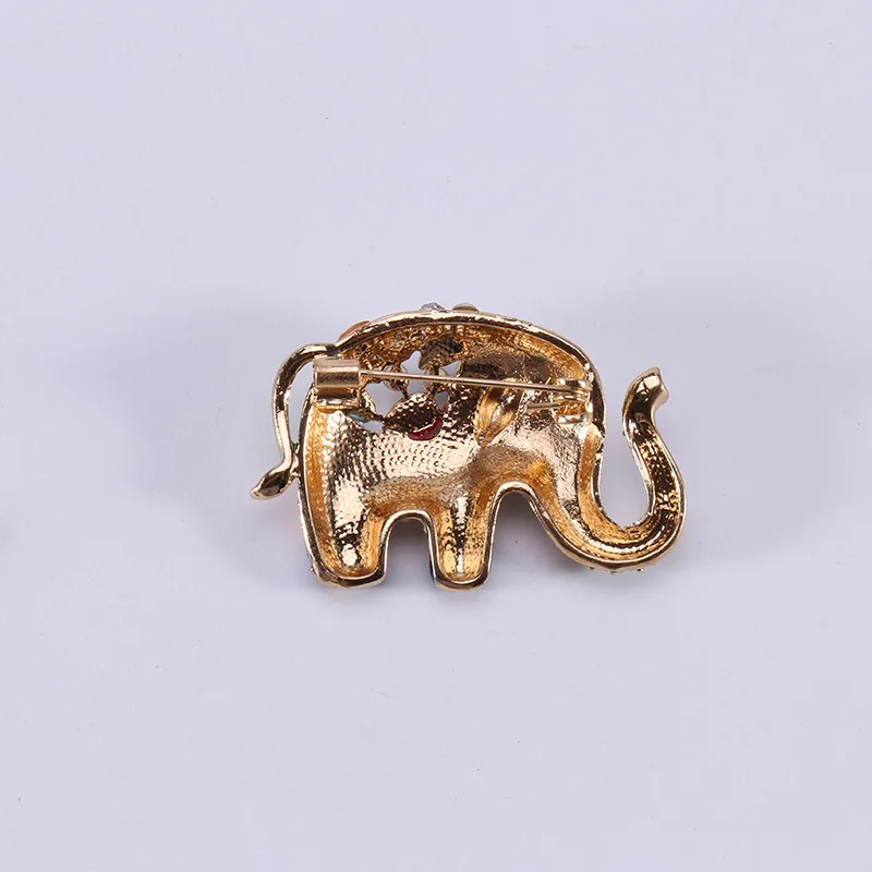 Jolie broche en strass éléphant de cirque doré Monet - Broche éléphant de cirque Monet - Éléphant de cirque doré avec strass - France