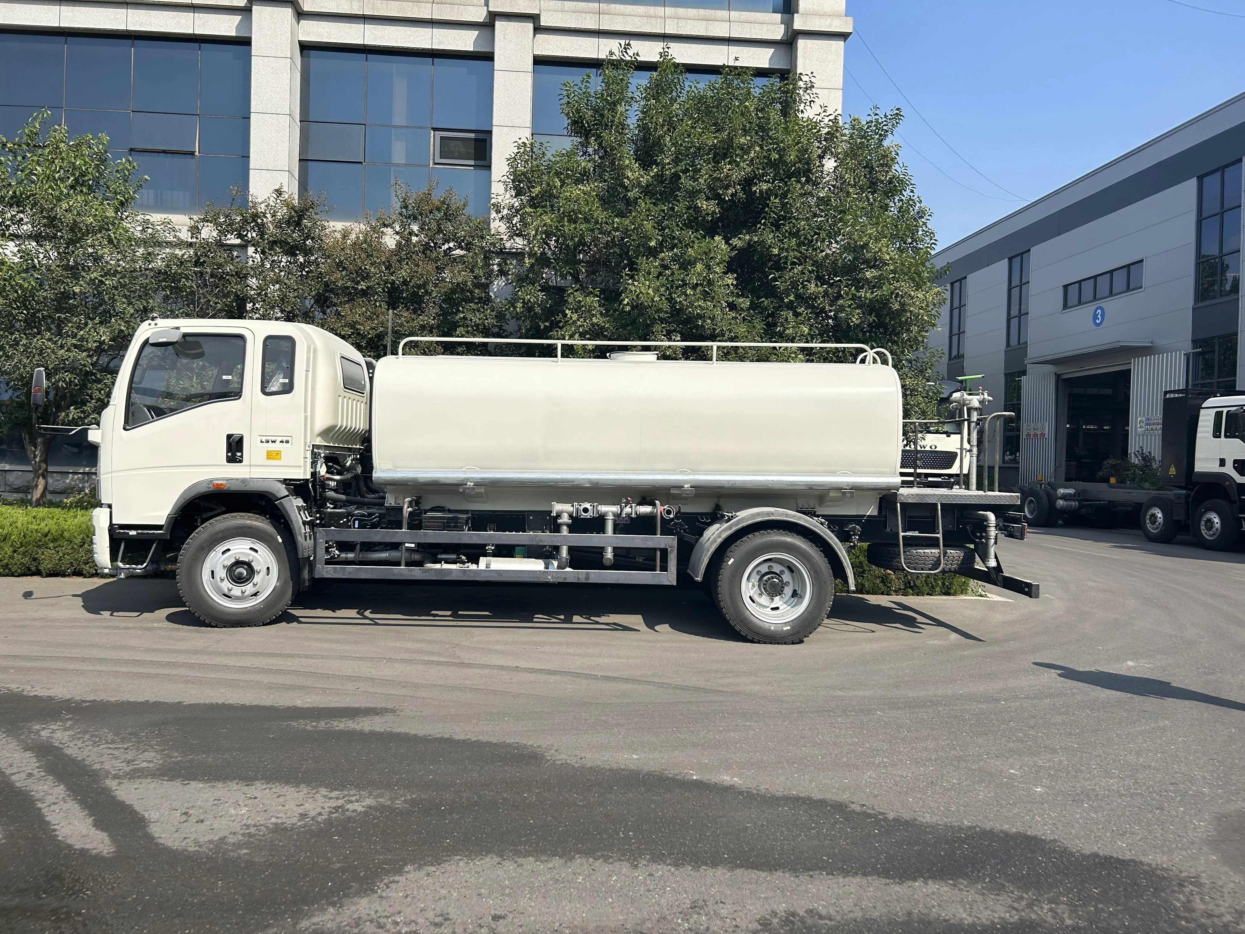 HOWO 4X2 5000L Water Bowser Tank Truck Road Cleaner Truck