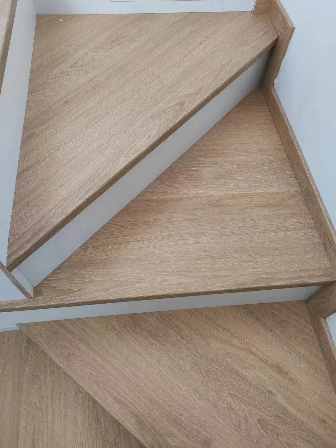 Factory Mass Customization Solid Wood 3-Step Pet Stair Treads Modern Design Finger Jointed Board with Glass Railing for Villa