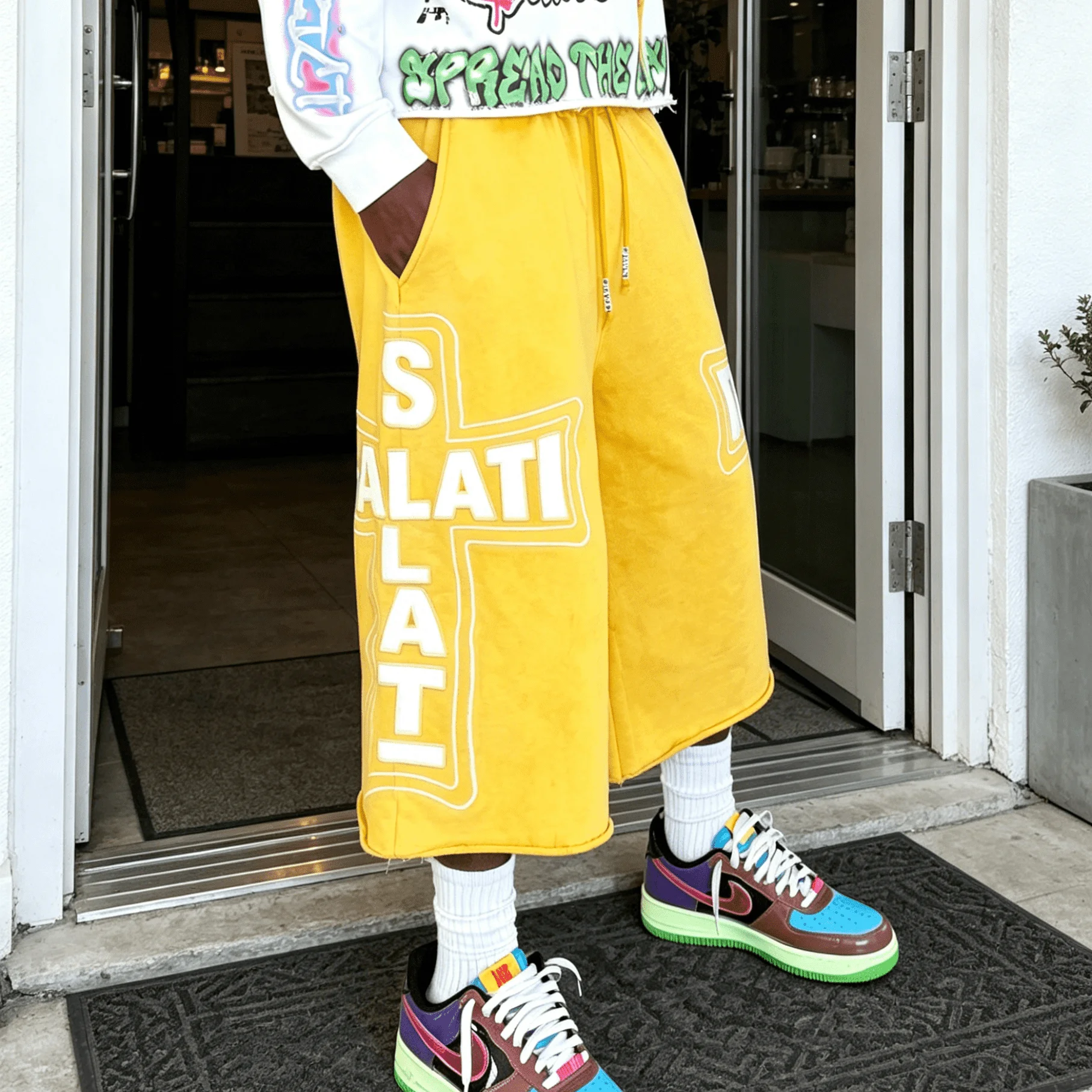 Custom Logo Yellow Printed Cotton Shorts Elastic Waist Drawstring Baggy Streetwear Sweat Shorts For Men gallery 2