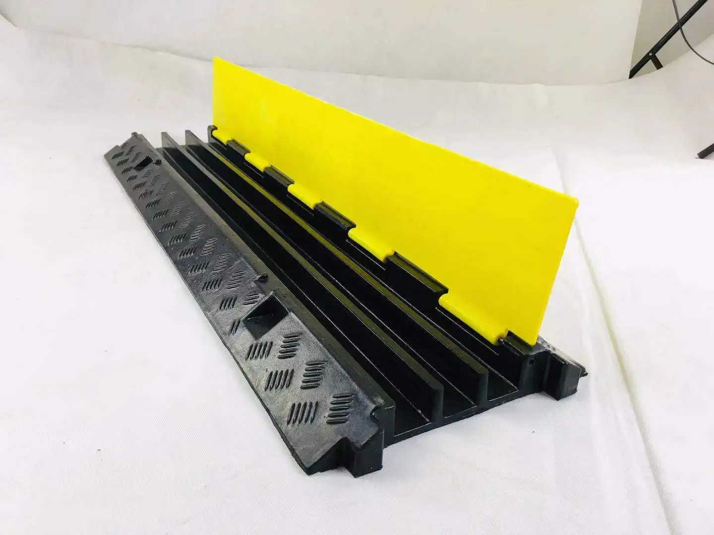 High Visibility PVC Cable Protector Ramp Speed Bumps Rubber Base with Clear Cable Cover for Better Visibility manufacture