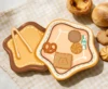 Plateforme de présentation pour biscuits jaunes.