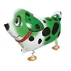 Cane maculato da passeggio verde