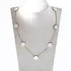 Collana a sette fiori su un lato con conchiglia bianca