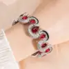 Bracciale bianco sfondo rosso