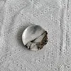 Diámetro 10, altura 2 cm, mármol blanco con diseño de elefante.