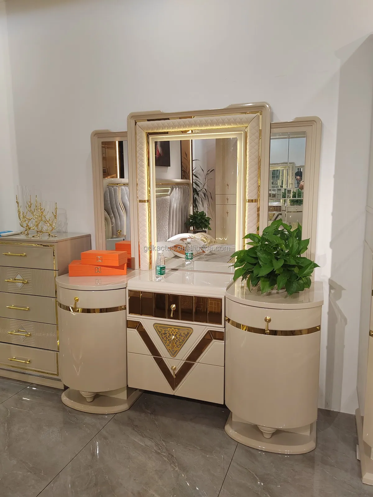 2023 Brand New Design Modern Wooden Luxury Royal Bedroom Furniture Set