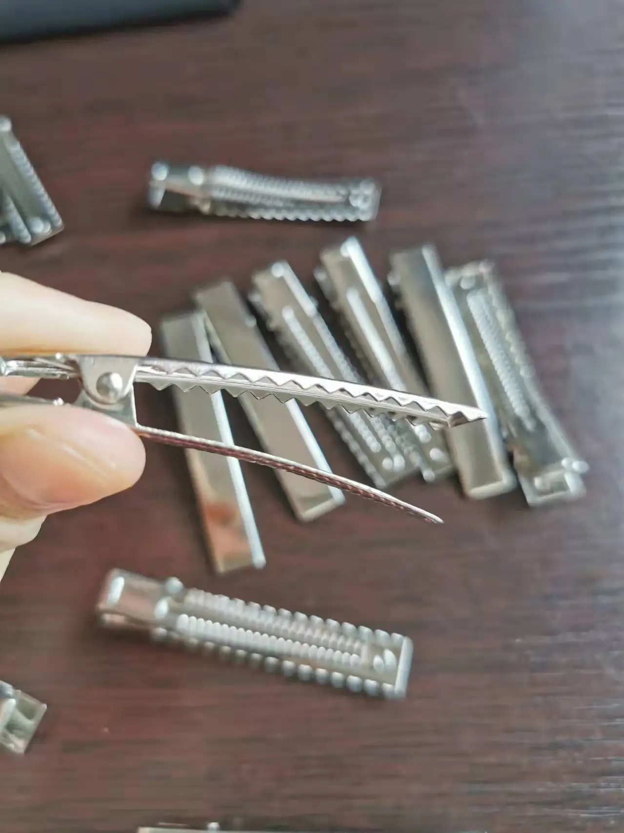 Оптовая продажа плоские металлические Пружинные зажимы для волос 60