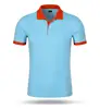Azul claro con cuello naranja.