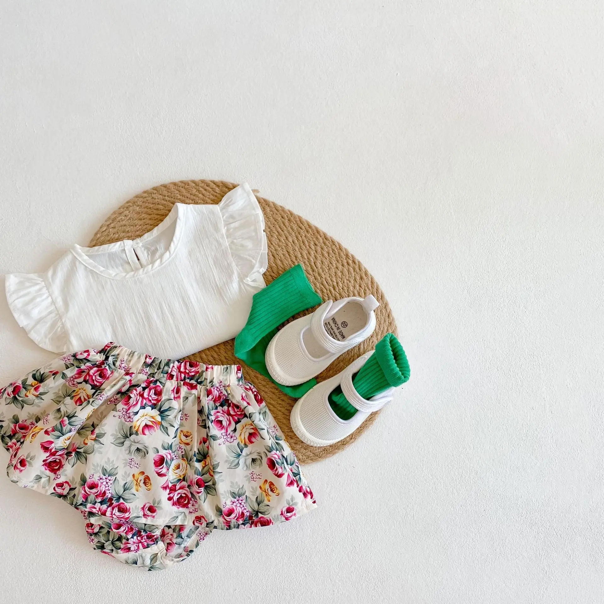 Хит продаж, весенне-летний новый комплект для маленьких девочек с юбкой с принтом, хлопковая рубашка с летающими рукавами, костюм из 2 предметов